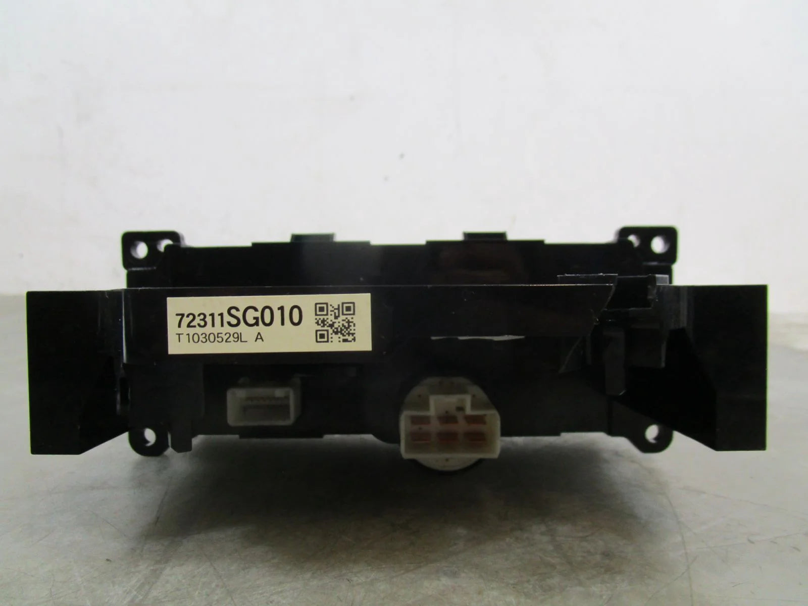 14 15 2014-2015 Subaru Forester Heater & AC Control Unit G88549